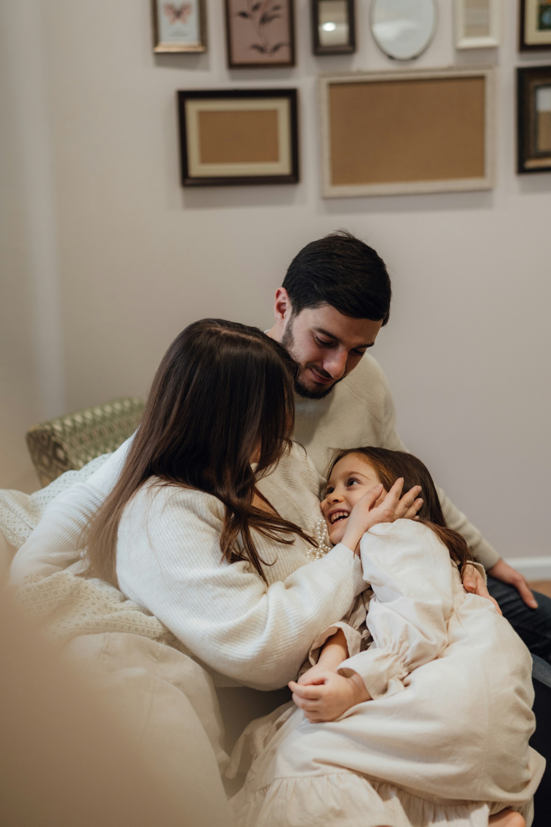 Familia abrazándose con cariño en casa