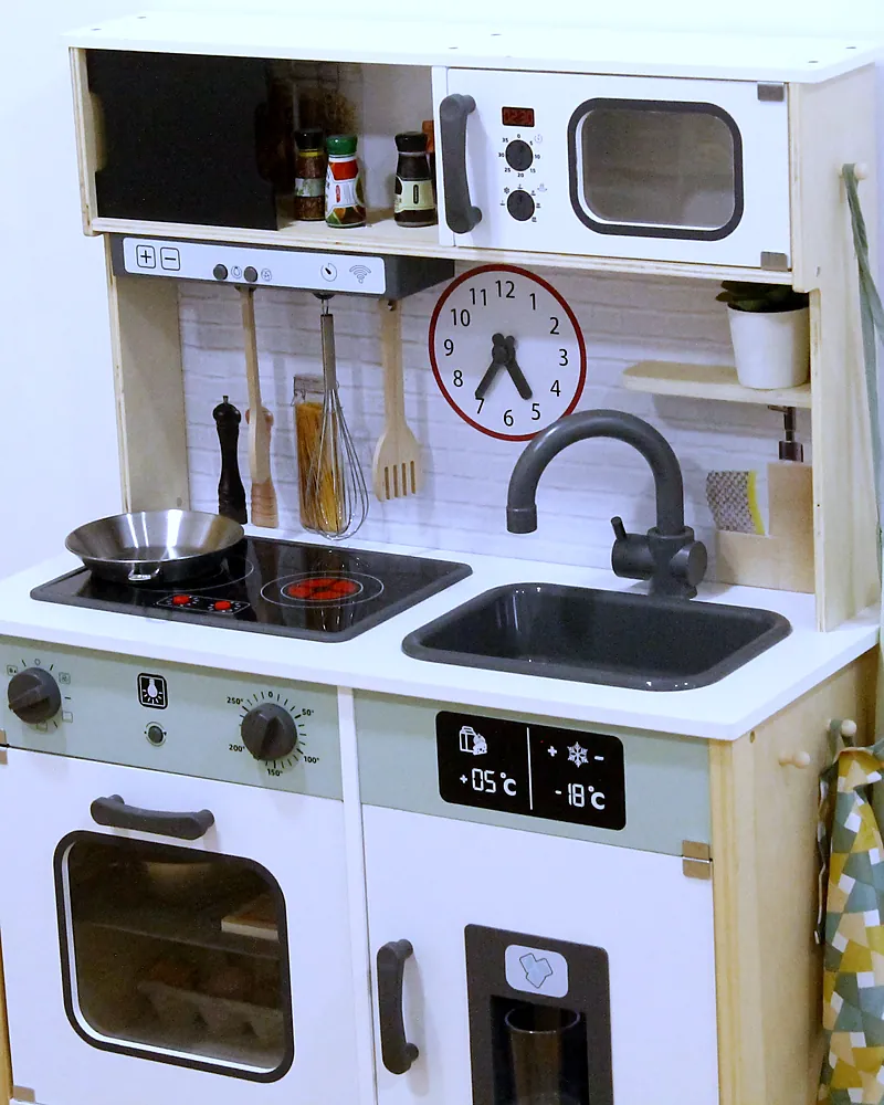 Cocina de juguete de madera en el rincón de juego