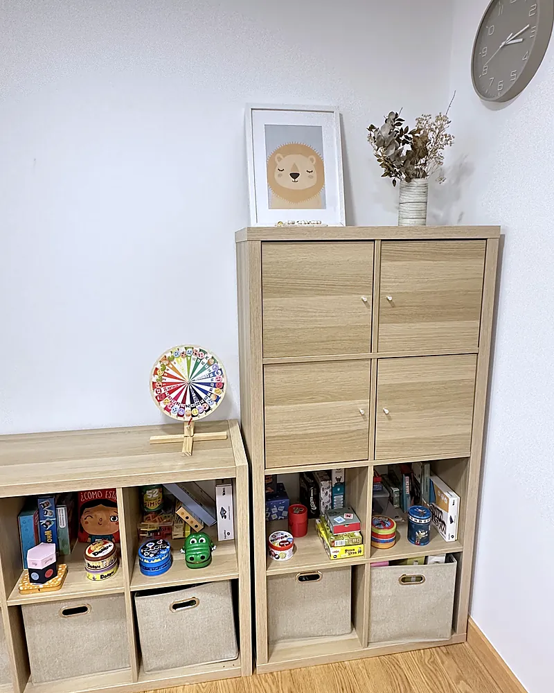 Estantería de madera con juegos y material infantil