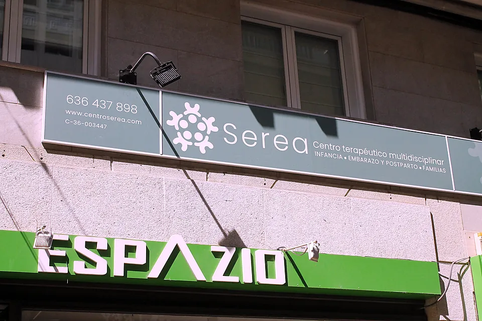 Fachada de Rúa da Oliva 4 con el rótulo de Serea sobre el letrero de Espazio