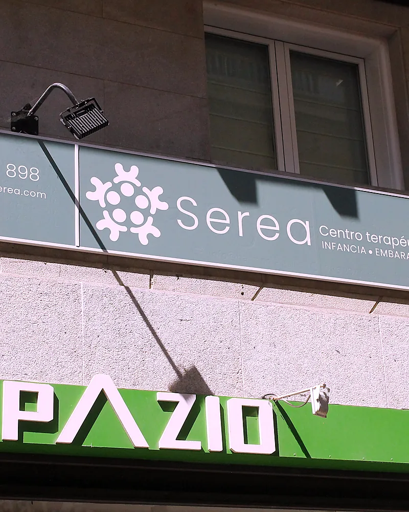 Fachada de Rúa da Oliva 4 con el rótulo de Serea sobre el letrero de Espazio