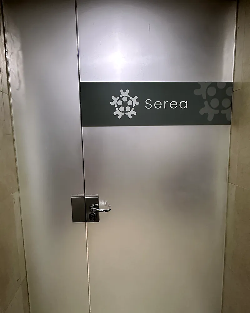 Puerta de cristal esmerilado con el vinilo de Serea