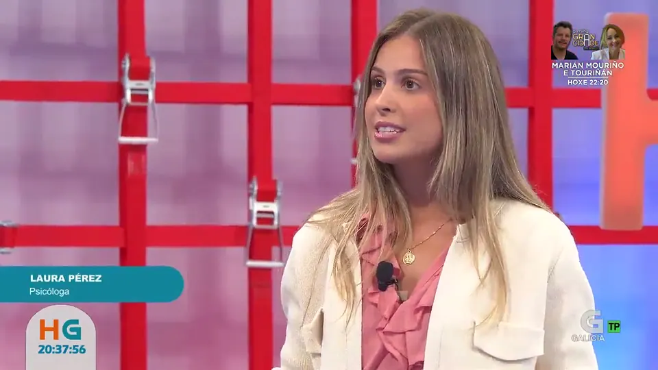 María Laura Pérez Malvido en el plató de Hora Galega FDS, hablando de uso de pantallas en la infancia