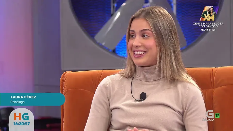 María Laura Pérez Malvido en el plató de Hora Galega FDS, hablando de regalos de navidad y la regla de los cuatro